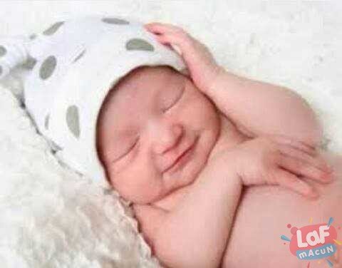 Uykuda gülen bebek fotoğrafları