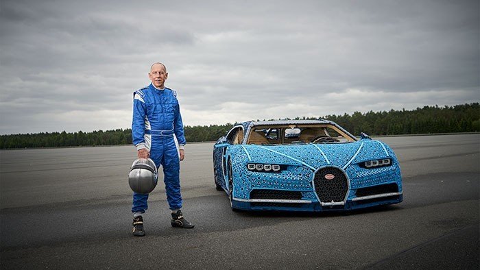 1.479 hp motor gücüyle çalışan orijinal Bugatti Chiron, 420 km/h hıza çıkarken, <2,5 saniye içinde 100 km/h hıza çıkabiliyor.