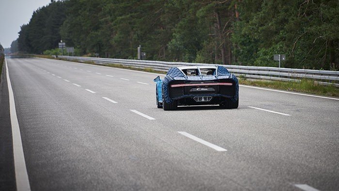 LEGO Bugatti Chiron ise 5.3 beygir gücünde ve maksimum hızı 29 km/h.