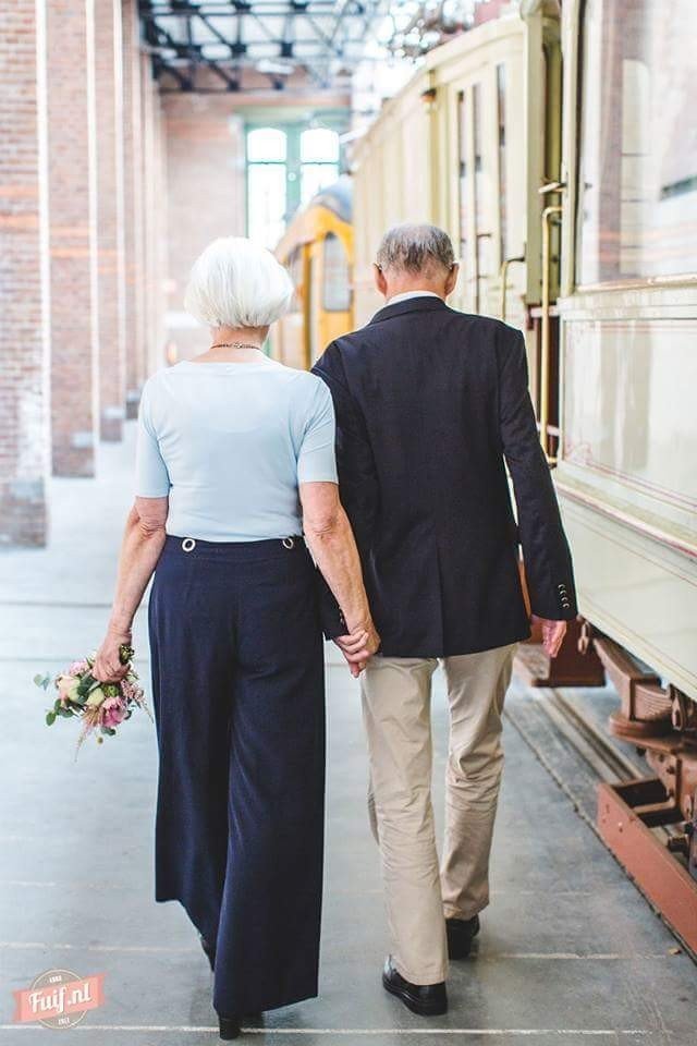 55 yıllık evlilikleri için objektif karşına geçen çift
