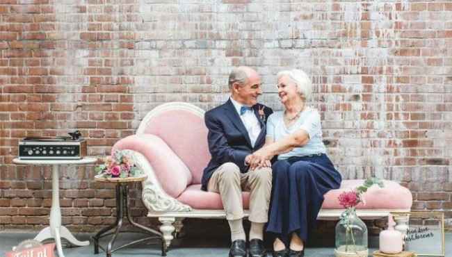 55 yıllık evlilikleri için objektif karşına geçen çift