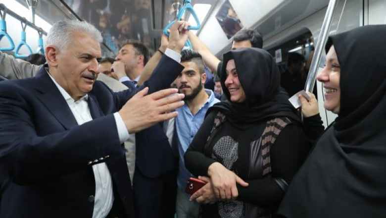 Başbakan, metro ve Marmaray'ı kullandı yolcular gözlerine inanamadi