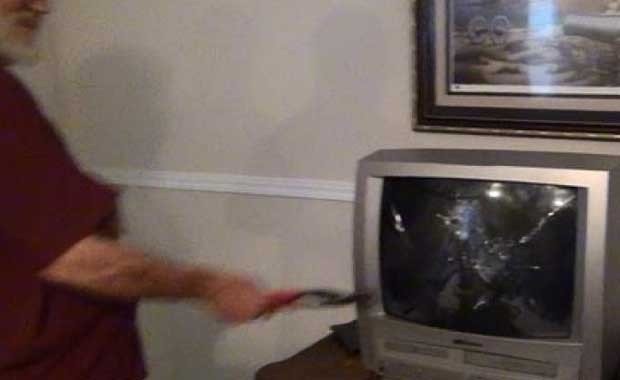 Дед разбил телевизор. Злой дед разбил телевизор. Злой дед взорвал телевизор плоскогубцами. Телевизор с плоскогубцами. Дед сломал телевизор.