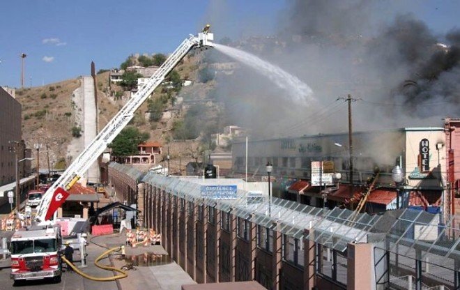 Meksika'da çıkan bir yangının söndürülmesi için yardımcı olan Arizona itfaiyesi.