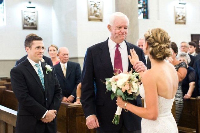 10 yıl önce ölen babasının bağışladığı kalbi taşıyan adam, kızın düğününde babasının yerine onu damada götürdü.