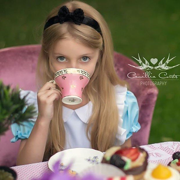 Ol bu fotoğrafda Alice Harikalar Diyarındaki Alice gibi çay içiyor.