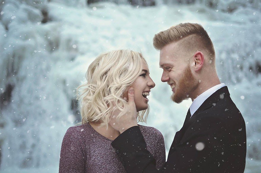 Nişanlı çift o dondurucu havada fotoğraf çekilmeyi sorun etmediler.