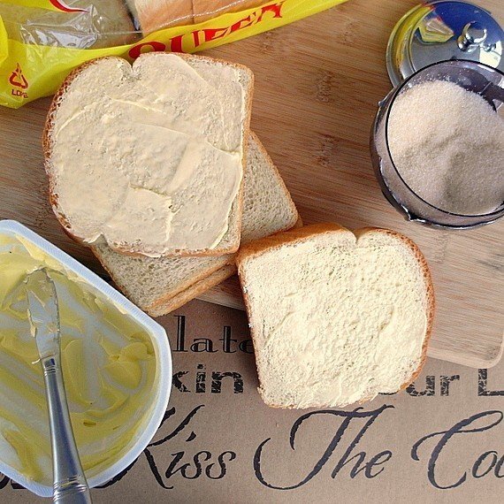 Sandviç Yaparken Ekmeğin İçine Önce Yağ Sürerler