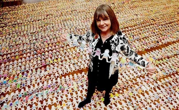 Dünyanın En Uzun Kağıt Bebek Zinciri Rekoru MacMillian isimli Çocuk Kitapları