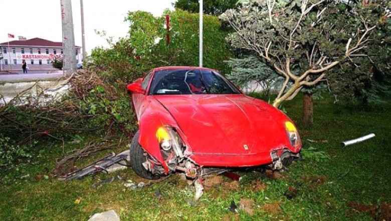 Ferrari'nin Kontrolünü Kaybedince Okul Bahçesine Uçtu