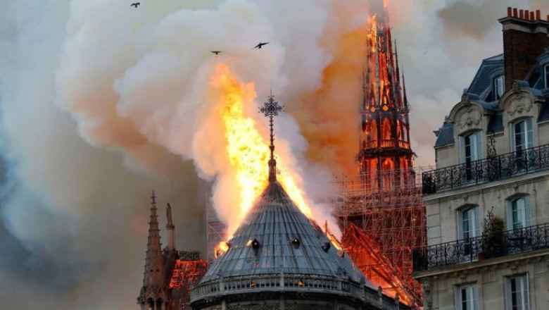 Fransa'daki ünlü Notre Dame Katedrali yandı