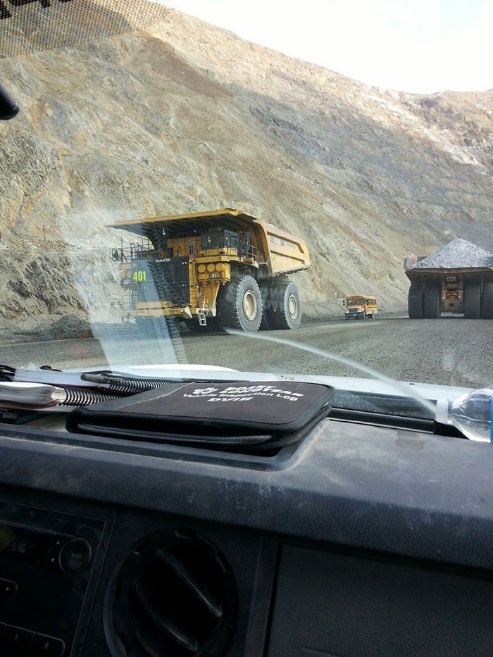 Madende çalışan dev kamyonlar