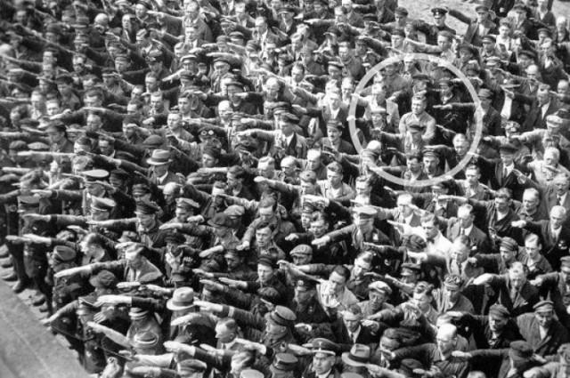 Herkese uymayıp Nazi selamını vermeyen adam 1936