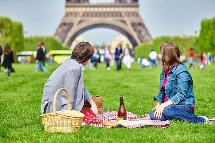 Hayallerimizdeki Eiffel Kulesi Yakınında Piknik