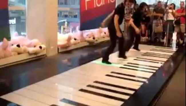 Her Zaman Her Yerde Oynayan Kadınlar Şimdi Piano Üzerinde Dans Edip Müzik Yapıyor
