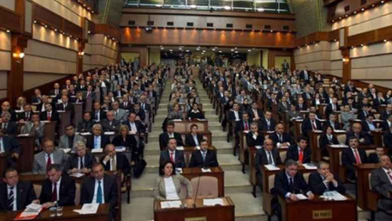 İBB Meclisinde CHP'nin Uyuşturucuyla Mücadele Komisyonu Önerisi, AKP'li Meclis Üyelerinin Oylarıyla Reddedildi