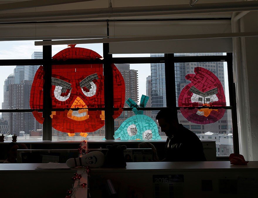 Savaş olurda post-itlerden yapılmış Angry Birds eksik kalır mı?