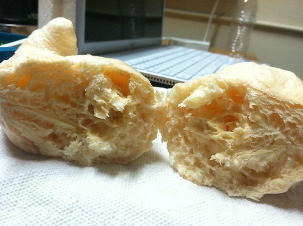 Mikrodalga temizliği için kullanılan sabun, ilk bakışta taze ekmek parçasına benziyor.