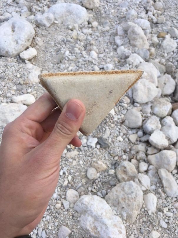 Peynirli sandviçe benzeyen taş parçası