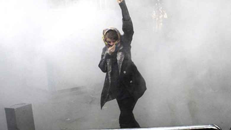 İran'da Başörtüsünü Protesto Eden Kadının Cezası Belli Oldu