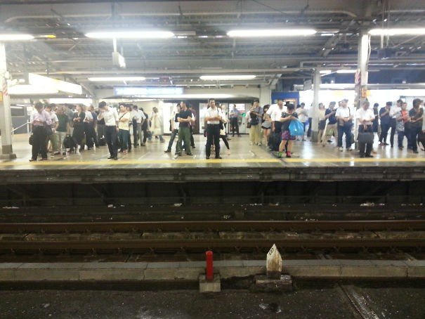 Tokyo Tren İstasyonunda Tren Bekelyen Vatandaşlar.