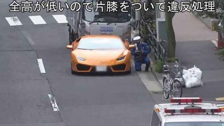 Japon Polisi Lamborghini'yi Bisikletle Kovalayıp Ceza Yazdı