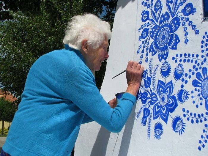 Köy Evlerini Boyayarak Güzelleştiren 90 Yaşındaki Nine