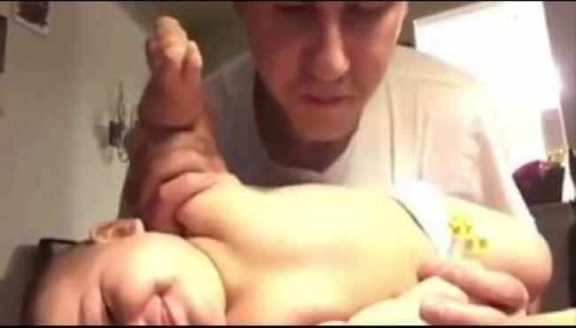 Küçük bebeğiyle Beatbox yapan baba
