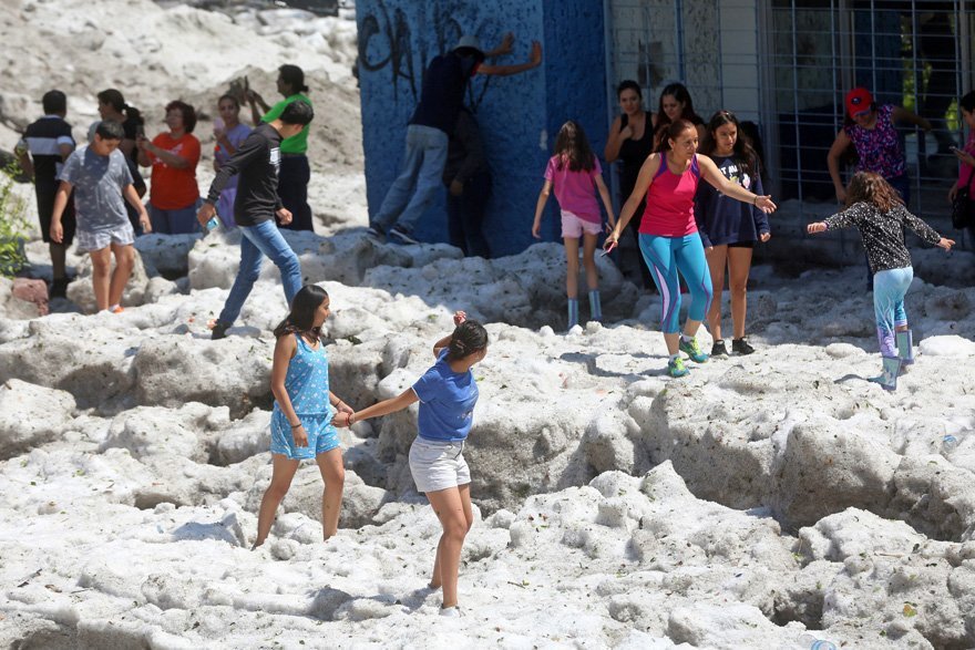 Küresel Isınma Sonuçları: 30 derece hava sıcaklığında dolu yağdı, şehir buz altında kaldı