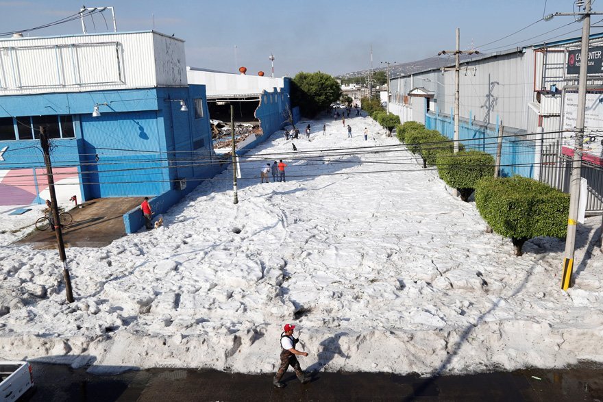 Küresel Isınma Sonuçları: 30 derece hava sıcaklığında dolu yağdı, şehir buz altında kaldı