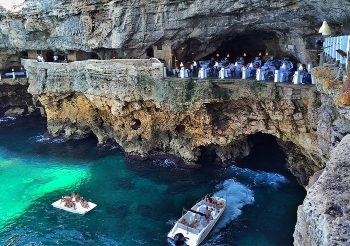 Grotta Palazzese oteli restoranı girişi