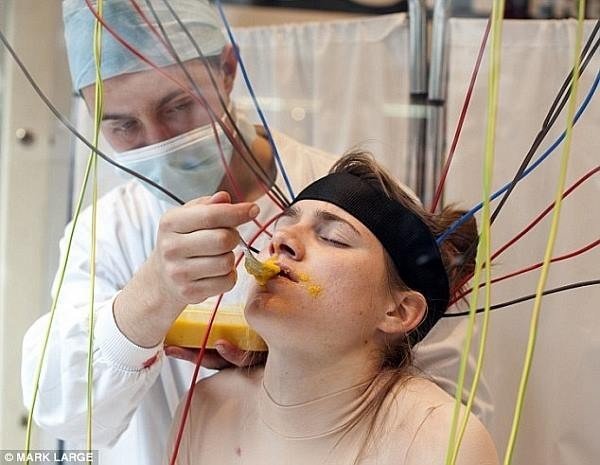 Testler esnasında beynine rahatsız edici elektotlar bağlandı