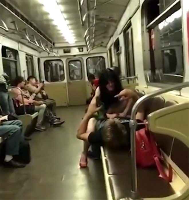 Metro İstasyonlarında Görülen İlginç Kareler