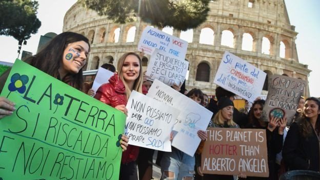 Öğrenciler İklim Değişikli İçin Dünya Geneli Protesto Gösterileri Düzenledi