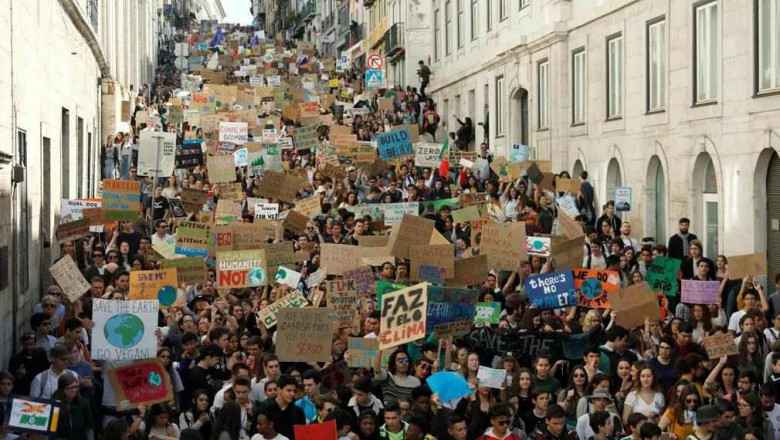 Öğrenciler İklim Değişikli İçin Dünya Geneli Protesto Gösterileri Düzenledi
