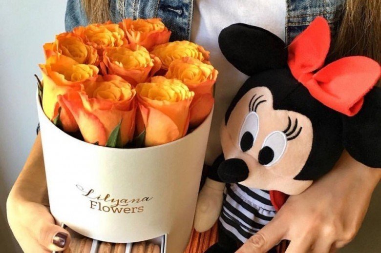 Sadece bir macaron değil macaronun yanında güzel çiçekler tatlı oyuncakla taçlandırılmış romantik bir hediye