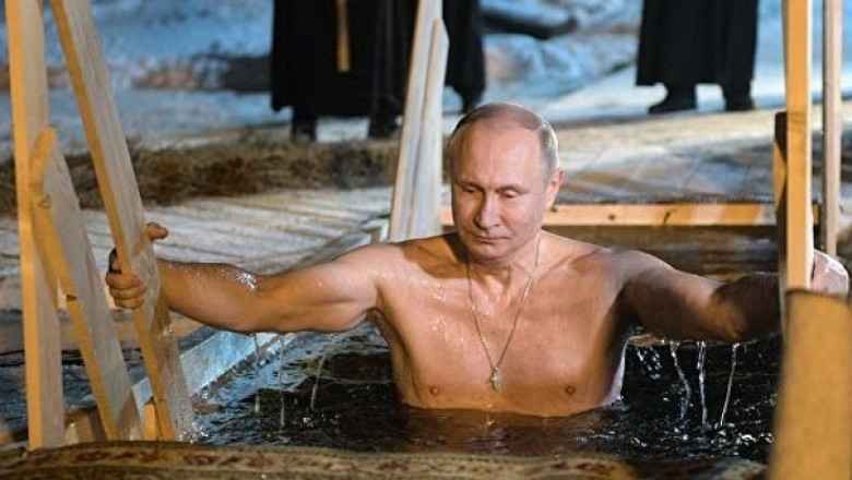 Putin Binlerce Kişiyle Birlikte Eksi 9 Derecede Buz gibi Suya Girdi