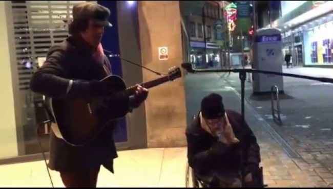 Sokakta Müzik Yapan Gence Eşlik Eden Tekerlekli Sandalyede ki Yaşlı Adamın İnanılmaz Performansı
