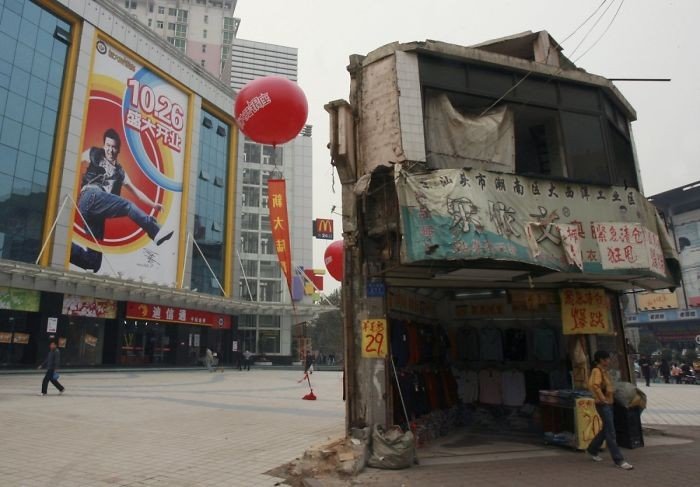 Bu bölgedeki son ev, orta Çin'inHhunan ilinde bir alışveriş merkezi önünde duruyor.