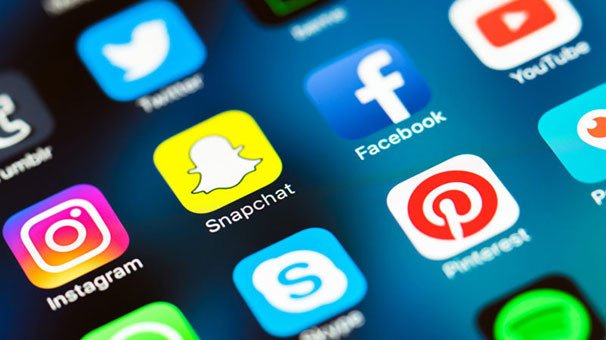 Sosyal Medyada Saatler Geçirmek
