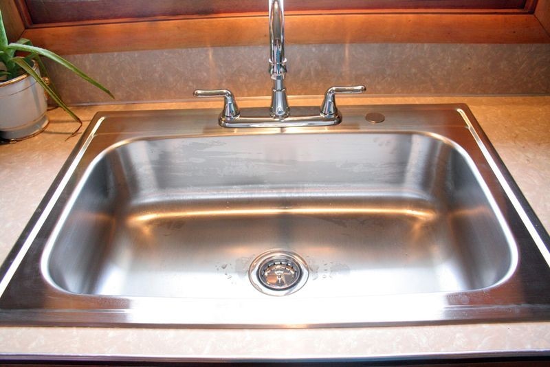 Çamaşır suyu kullanmak haricinde lavabolardaki mikropları kolay kolay yok edemezsiniz.