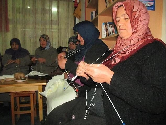 Tokat'ın Turhal ilçesinde oturan bir grup kadın ise, operasyona katılan askerler bu soğuk havalarda üşümesinler diye elleriyle içlik örerek mehmetçiklere gönderdiler.