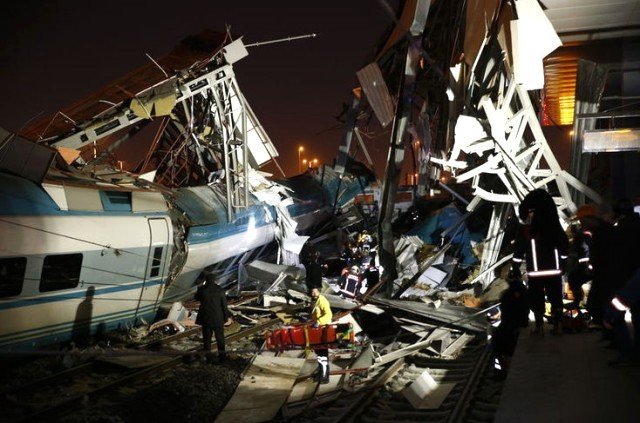Türkiye Yasta, Ankara'da Hızlı Tren Kazası Ölü ve Yaralılar var
