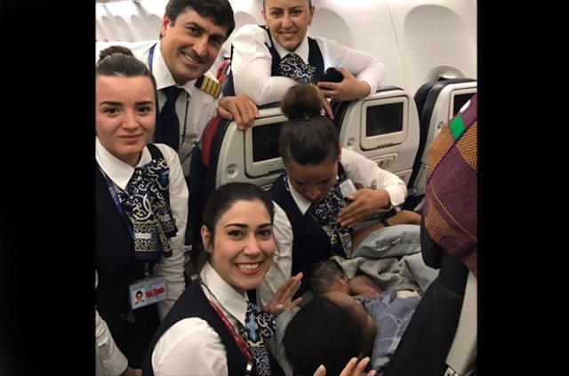 Uçakta Dünyaya Gözlerini Açan Bebek
