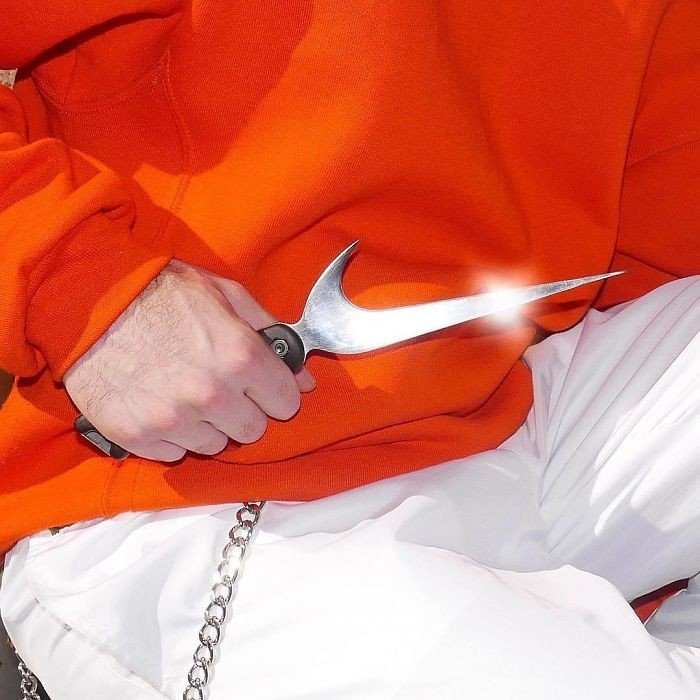 Nike logosundan bıçak