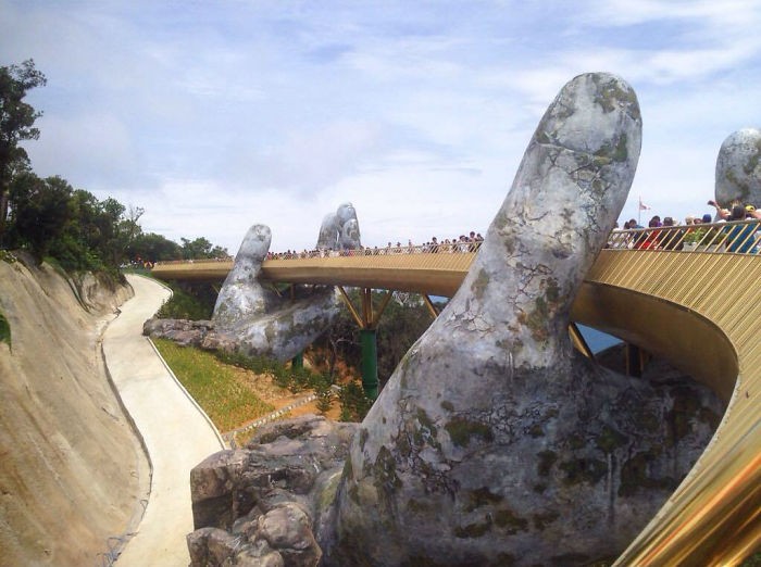 Vieatam'da Yer Alan Yüzüklerin Efendisi Filminden Bir Sahne Gibi Görünen Bir Köprü