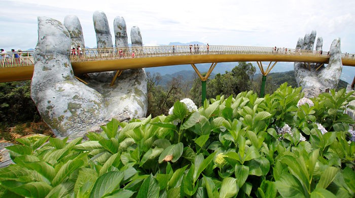 Vietnam'da bulunan Altın köprü ismindeki köprü denizden 1400 metre yükseklikte.