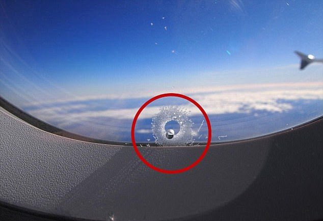 Uçak camındaki minik delik
