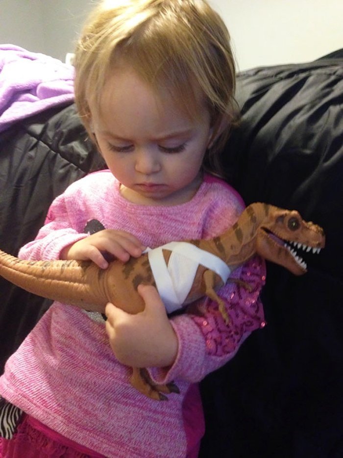 Oyuncak Dinozorunun Yarasını Tedavi Ettiren Kocaman Kız