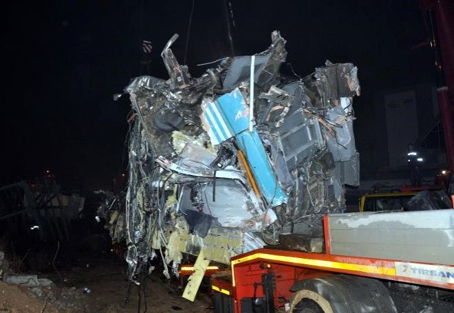 YHT Kazası Sonrasında Parçalanan Vagonların İç Acıtan Görüntüleri